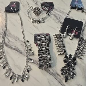 Paparazzi Silver Necklace Dramatic Design